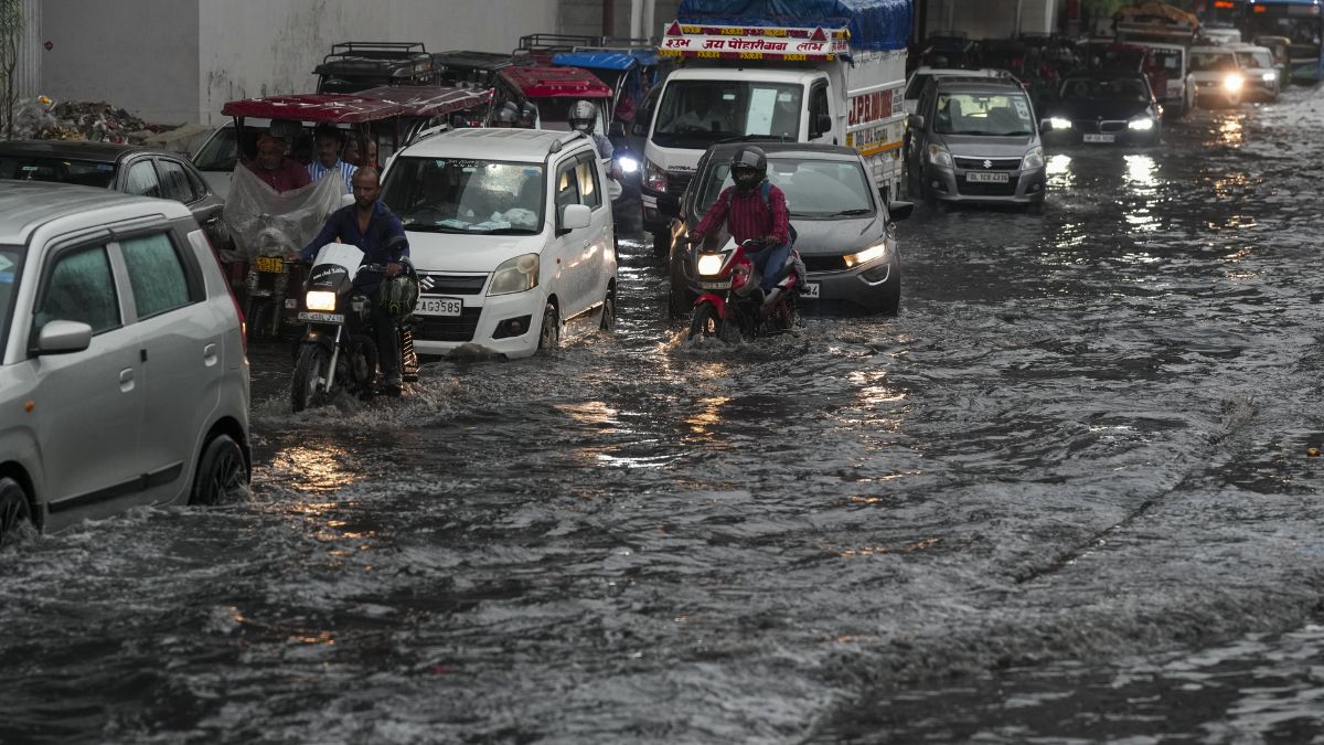 देश के अलग-अलग हिस्सों में बारिश ने मचाई तबाही, IMD ने कई राज्यों के लिए जारी किया अलर्ट