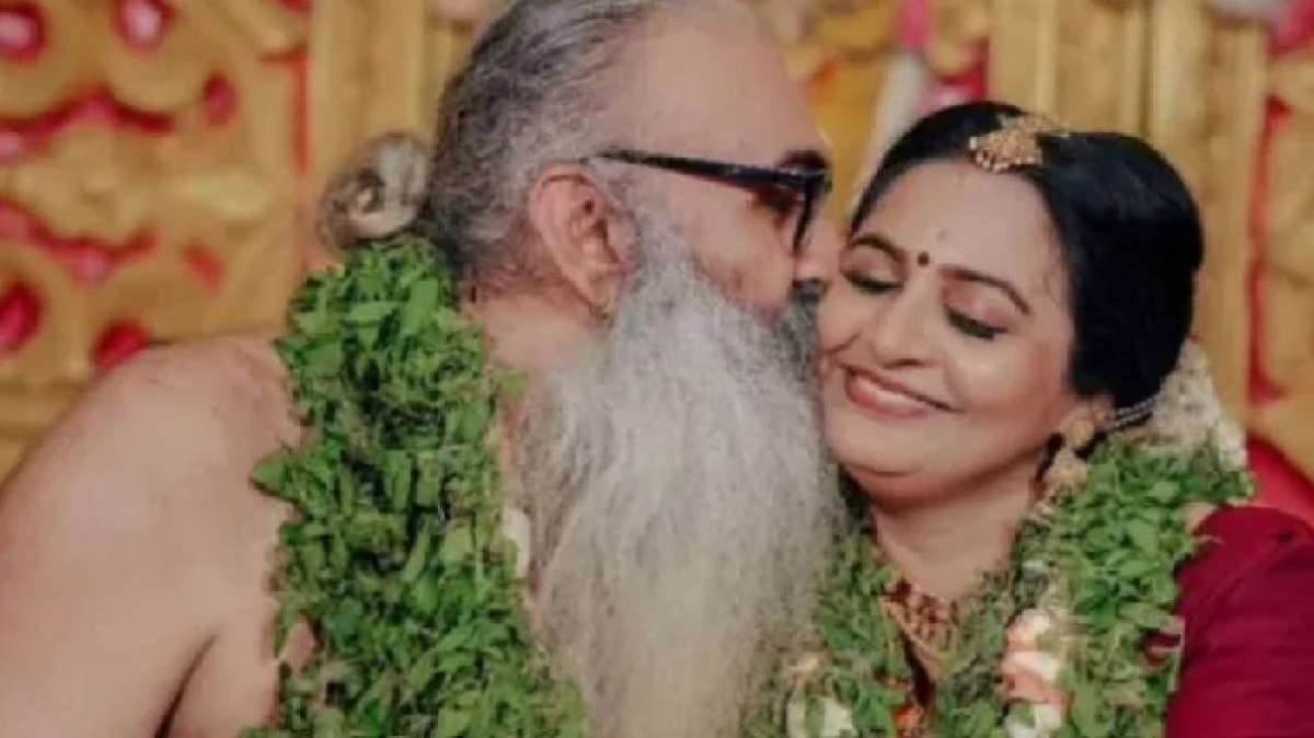 38 की एक्ट्रेस… 11 साल बड़े ‘बाबा’ से रचाई दूसरी शादी, अब बेटी के साथ मनाया जश्न