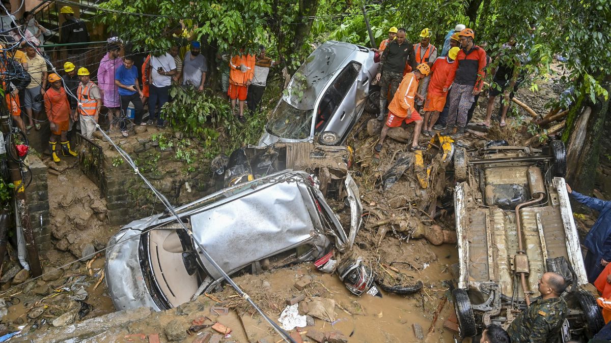 Explainer: बादल फटना किसे कहते हैं? फ्लैश फ्लड क्या होती है? हिमाचल में मची भारी तबाही