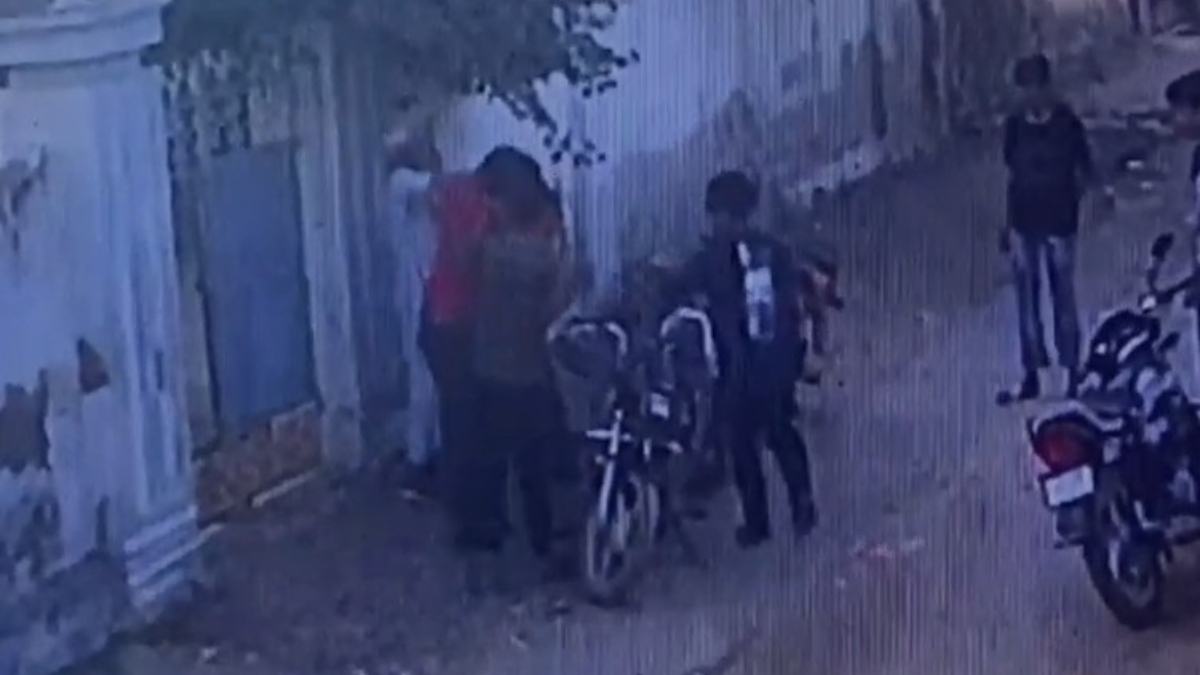 बच्चों के विवाद में खूनी झड़प, जमकर हुई मारपीट, चले लात-घूंसे; CCTV में कैद हुई वारदात