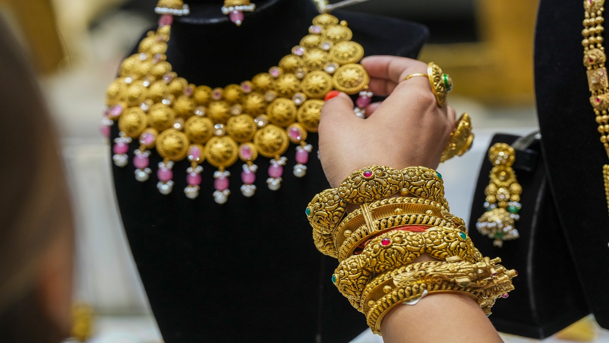 Gold Price: सोने की कीमत में हो गया ये उलटफेर, जानें आज कितना रहा सर्राफा भाव