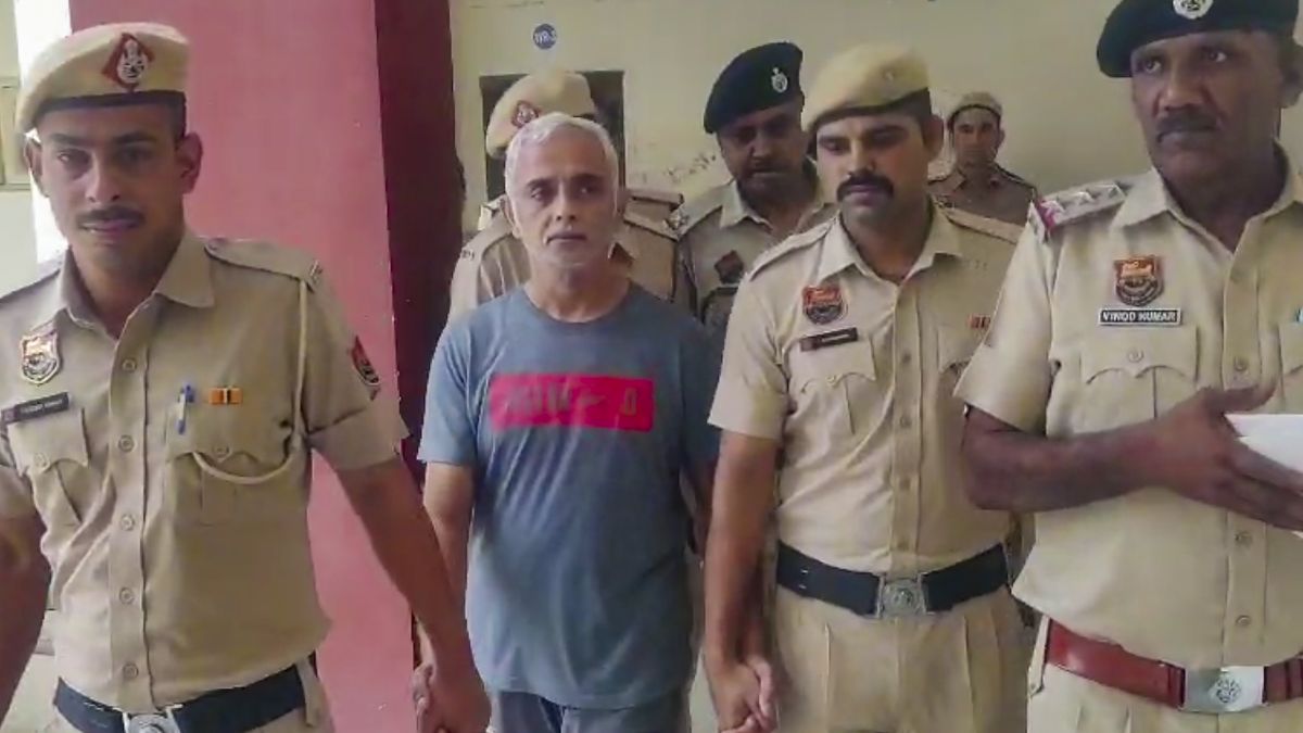 राधिका यादव मर्डर केसः 'भाई मैने कन्या वध कर दिया है, मुझे मार दो', हत्या के बाद दीपक ने किया था विजय को फोन राधिका यादव मर्डर केसः 'भाई मैने कन्या वध कर दिया है, मुझे मार दो', हत्या के बाद दीपक ने किया था विजय को फोन