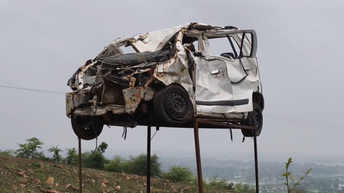 सड़क हादसों को रोकने के लिए रीवा पुलिस ने खोजा गजब का आइडिया, ‘मौत की सोहागी घाटी’ में टांग दिए एक्सीडेंटल वाहन