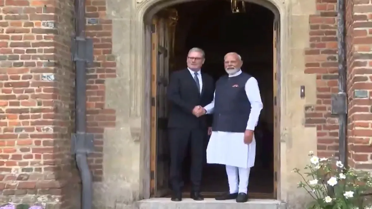 India-UK Free Trade Agreement: भारत और ब्रिटेन ने मुक्त व्यापार समझौते पर हस्ताक्षर किए, जानें क्या होगा फायदा लंदन में गुरुवार को प्रधानमंत्री नरेन्द्र मोदी के साथ ब्रिटेन के प्रधानमंत्री कीर स्टारमर।- India TV Hindi