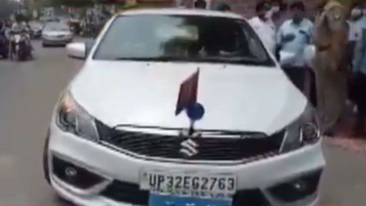 यूपीः योगी के मंत्री ने खुद कटवाया काफिले में मिली इनोवा का चालान, नीली बत्ती लगी गाड़ी लेने से भी किया इनकार
