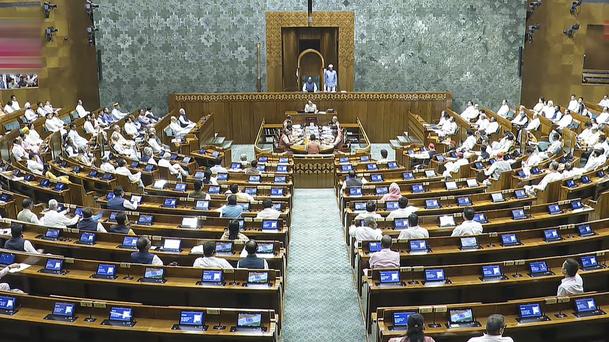 संसद मानसून सत्र LIVE: हंगामे की भेंट चढ़ा था पहला दिन, आज कैसे रहेंगे हालात?