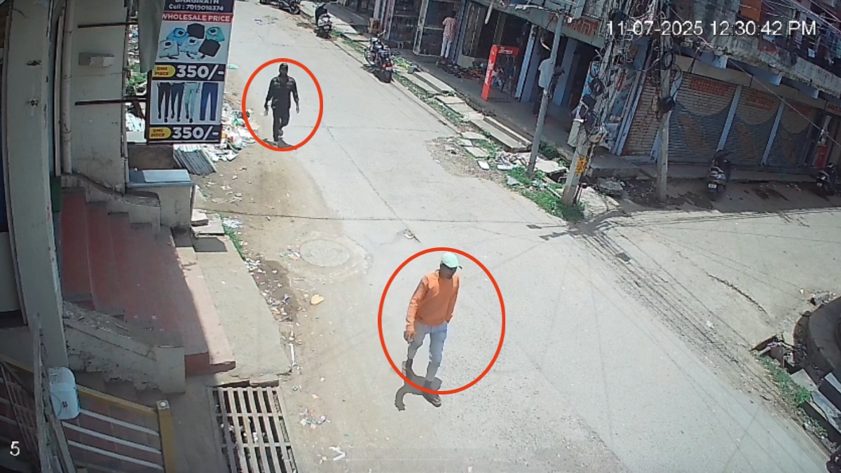 Video: कर्नाटक में दिन दहाड़े ज्वेलरी शॉप में लूट, 4 बदमाशों ने दुकान में घुसकर 60 लाख के गहने लूटे Video: कर्नाटक में दिन दहाड़े ज्वेलरी शॉप में लूट, 4 बदमाशों ने दुकान में घुसकर 60 लाख के गहने लूटे