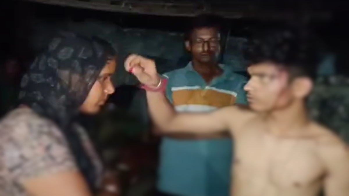 VIDEO: कमरे में युवक संग पकड़ी गई दो बच्चों की मां, लोगों ने धो दिया सिंदूर, फिर जबरन भरवाई मांग