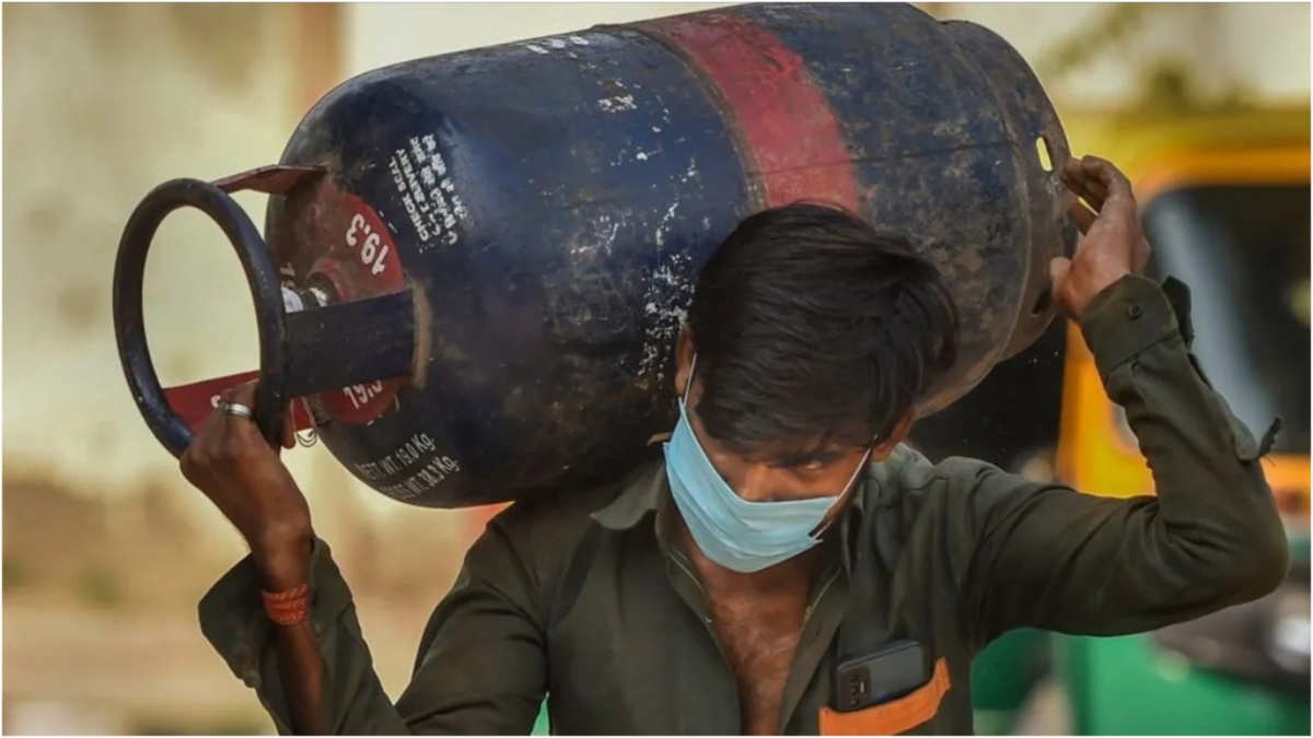 LPG Cylinder Price: एलपीजी सिलेंडर हुआ और भी सस्ता, तेल कंपनियों ने घटाए दाम, जानें क्या है नया रेट