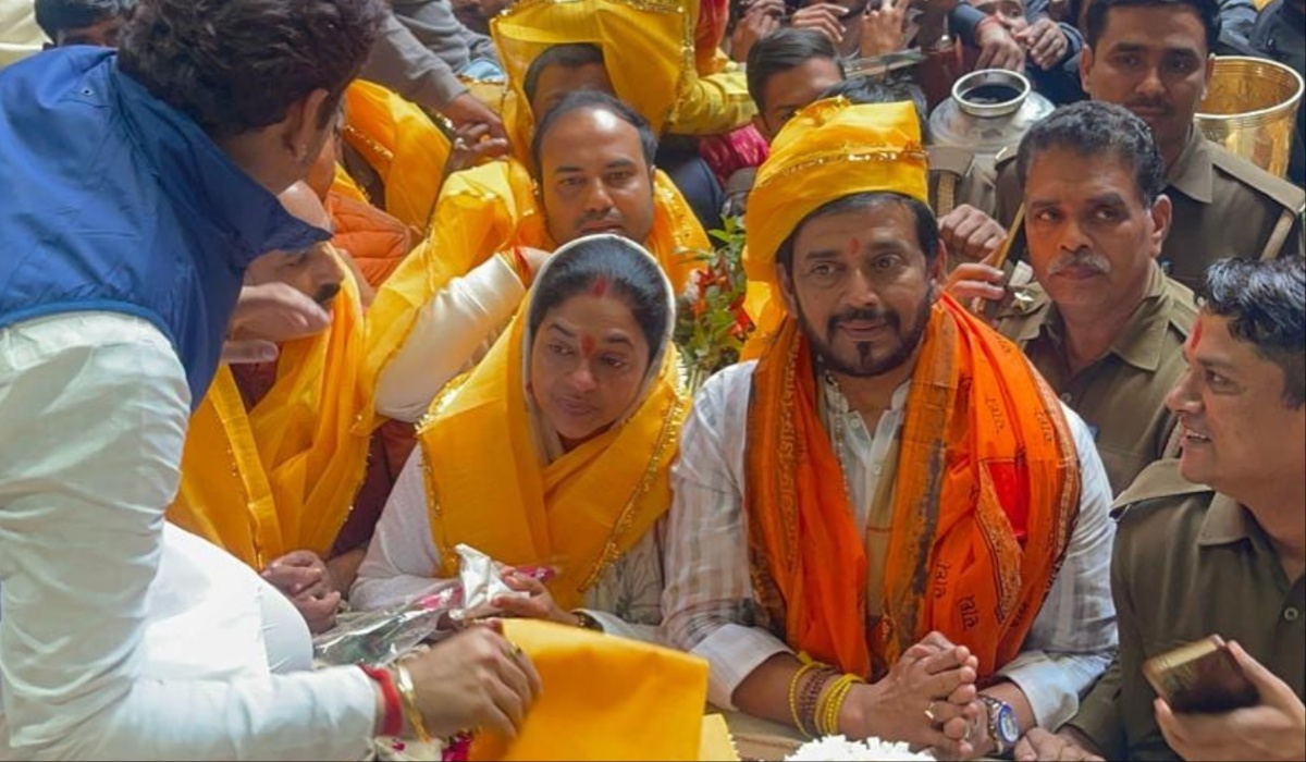 पत्नी के पैर छूकर सोता है ये एक्टर, कभी विलेन तो कभी हीरो बन जीता दिल