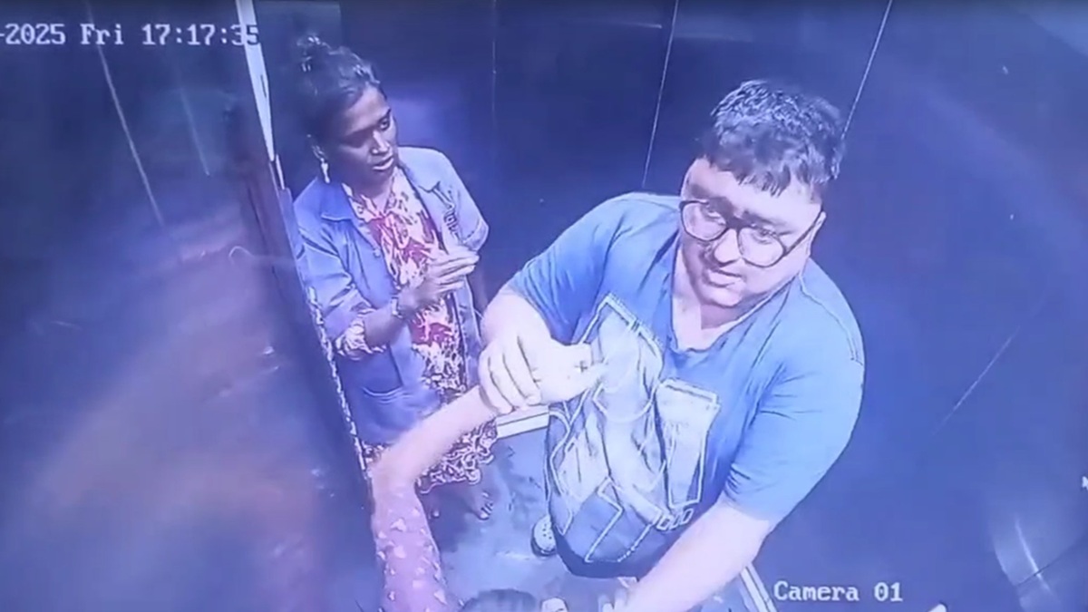 लिफ्ट में 12 साल के बच्चे को जड़े थप्पड़, हाथ पर काटा; शख्स की हैवानियत का  VIDEO देख आपको भी आएगा गुस्सा - India TV Hindi