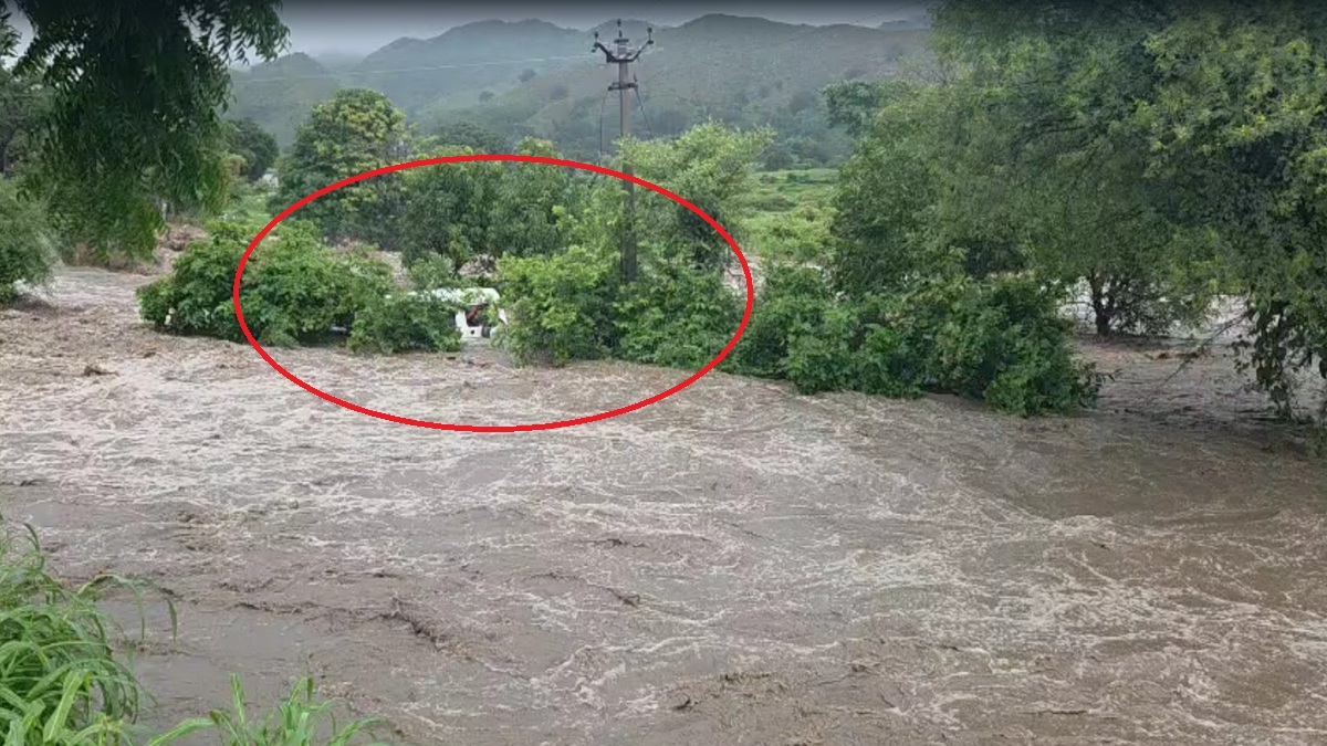 राजसमंद में तालाब फूटने के बाद आए सैलाब में फंसी स्कूली वैन, मदद मांगते नजर आए बच्चे; सांसें थमा देने वाला VIDEO वायरल