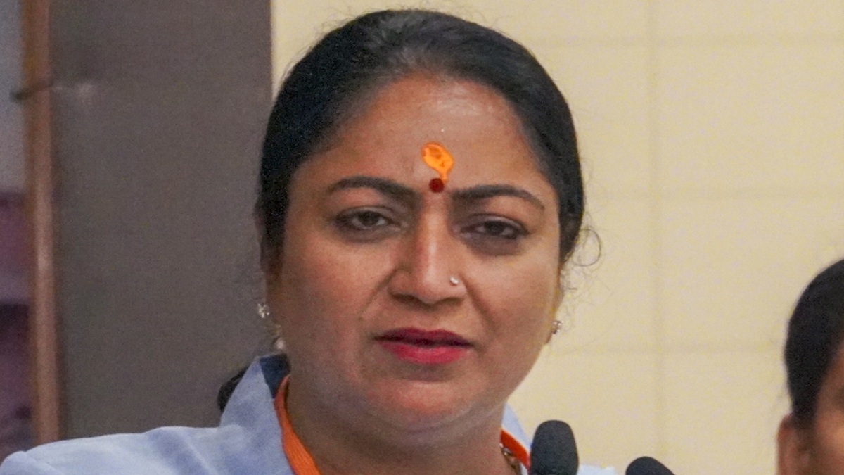 दिल्ली में डेंगू को लेकर अलर्ट, सीएम रेखा गुप्ता की आपात बैठक, फॉगिंग जल्द शुरू करने के निर्देश