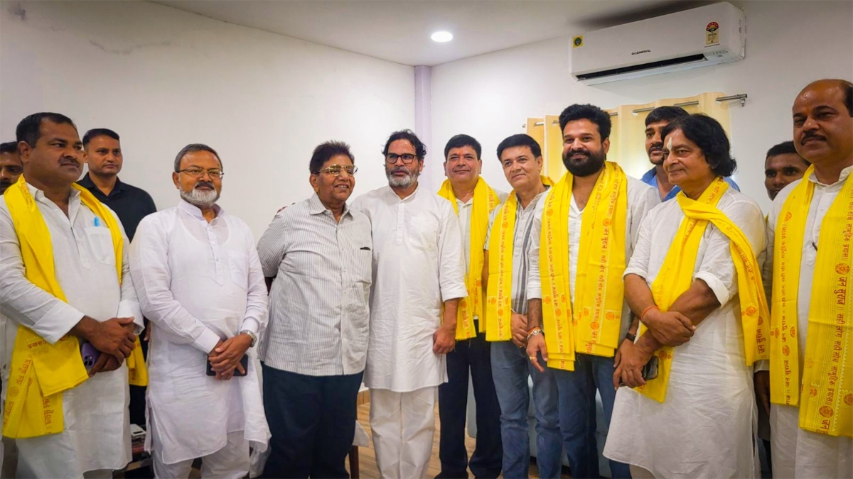 प्रशांत किशोर की जन सुराज में फेमस भोजपुरी सिंगर की एंट्री, पूर्व IPS भी हुए पार्टी में शामिल - India TV Hindi