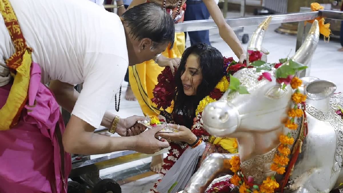 सावन में शिव भक्ति में लीन ‘अनुपमा’, पति के साथ महाकाल के दरबार में टेका माथा