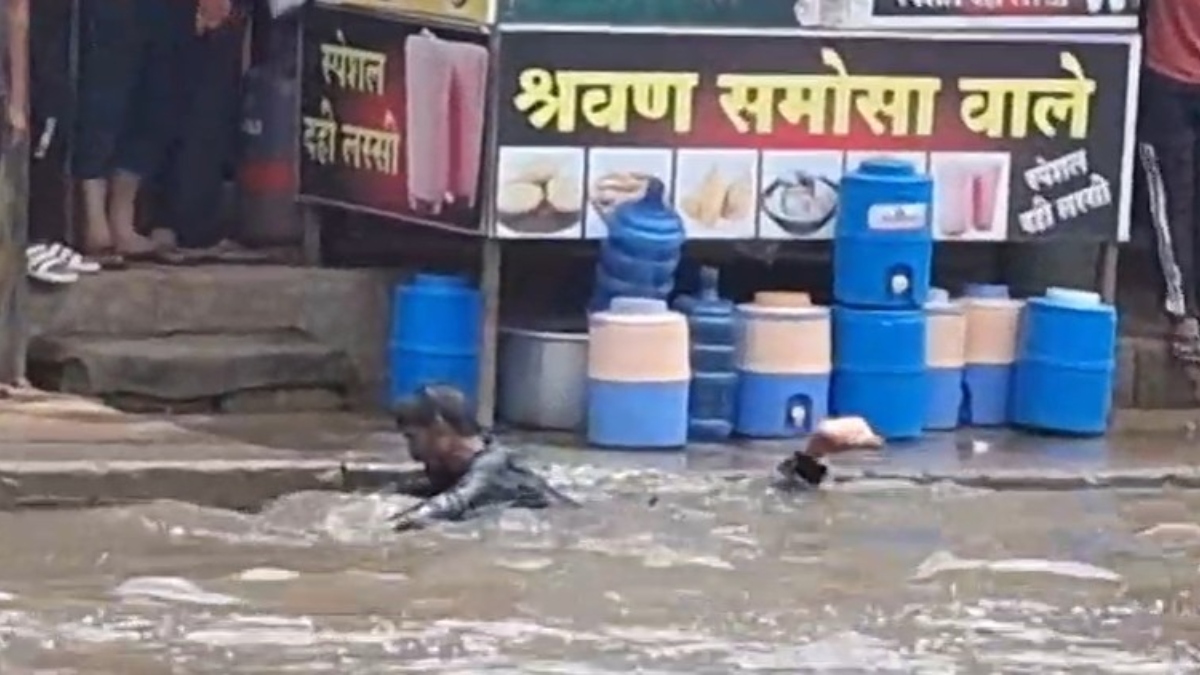 युवक ने चौराहे पर हुए जलभराव को समझा लिया स्विमिंग पूल, जमकर की तैराकी; VIDEO देख हंस देंगे