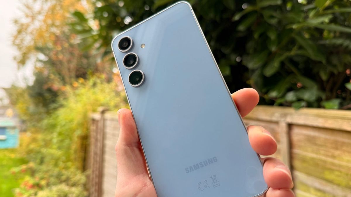 Samsung Galaxy S24 की एक झटके में औंधे मुंह गिरी कीमत, मिल रहा 33000 रुपये सस्ता
