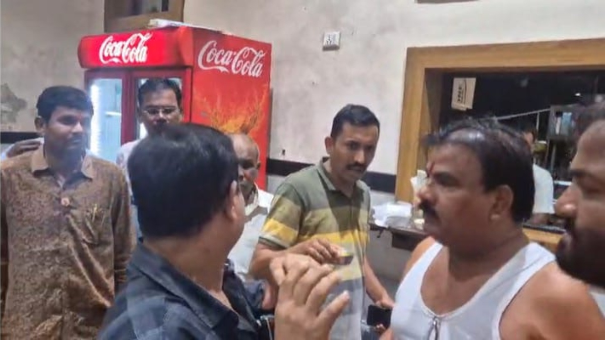 नेताजी को दिया खराब खाना, दाल में बदबू…, शिंदे गुट के विधायक ने कैंटीन वाले को जमकर पीटा, देखें Video