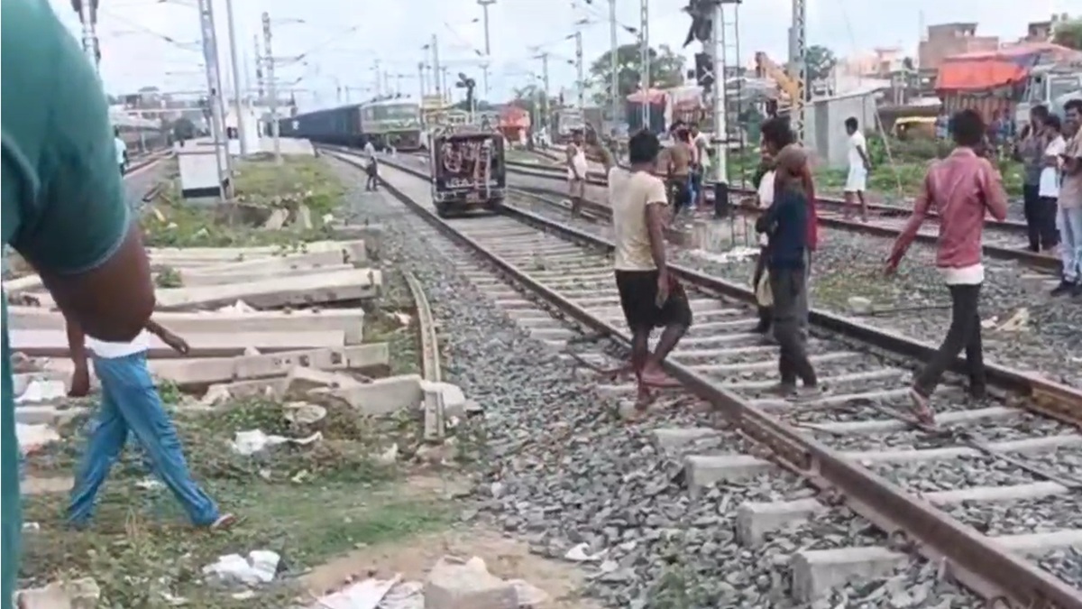 बिहार: शराब के नशे में ड्राइवर ने रेलवे ट्रैक पर दौड़ा दिया ऑटो, सामने से आ रही थी ट्रेन, VIDEO वायरल बिहार: शराब के नशे में ड्राइवर ने रेलवे ट्रैक पर दौड़ा दिया ऑटो, सामने से आ रही थी ट्रेन, VIDEO वायरल