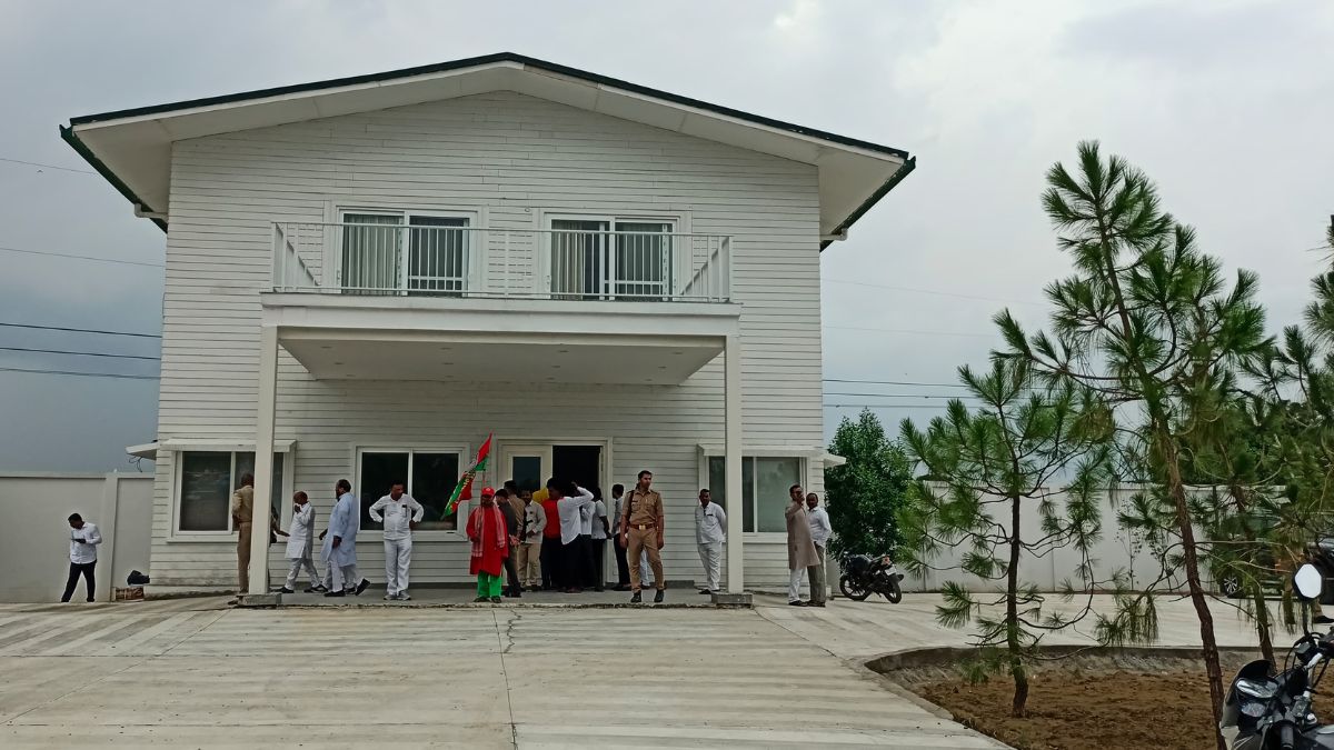 सपा प्रमुख अखिलेश यादव ने आजमगढ़ में बनवाया आलीशान घर, गृह प्रवेश कल; इन सुविधाओं से होगा लैश सपा प्रमुख अखिलेश यादव ने आजमगढ़ में बनवाया आलीशान घर, गृह प्रवेश कल; इन सुविधाओं से होगा लैश