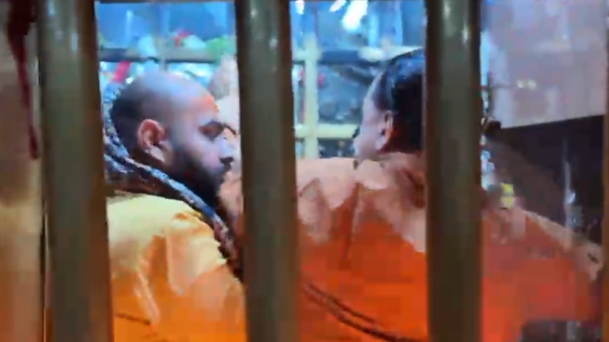 मिर्जापुर: विंध्याचल मंदिर का गर्भगृह बना अखाड़ा, रात 12 बजे यजमान लेकर पहुंचा पंडा, पुजारी ने रोका तो जमकर पीटा