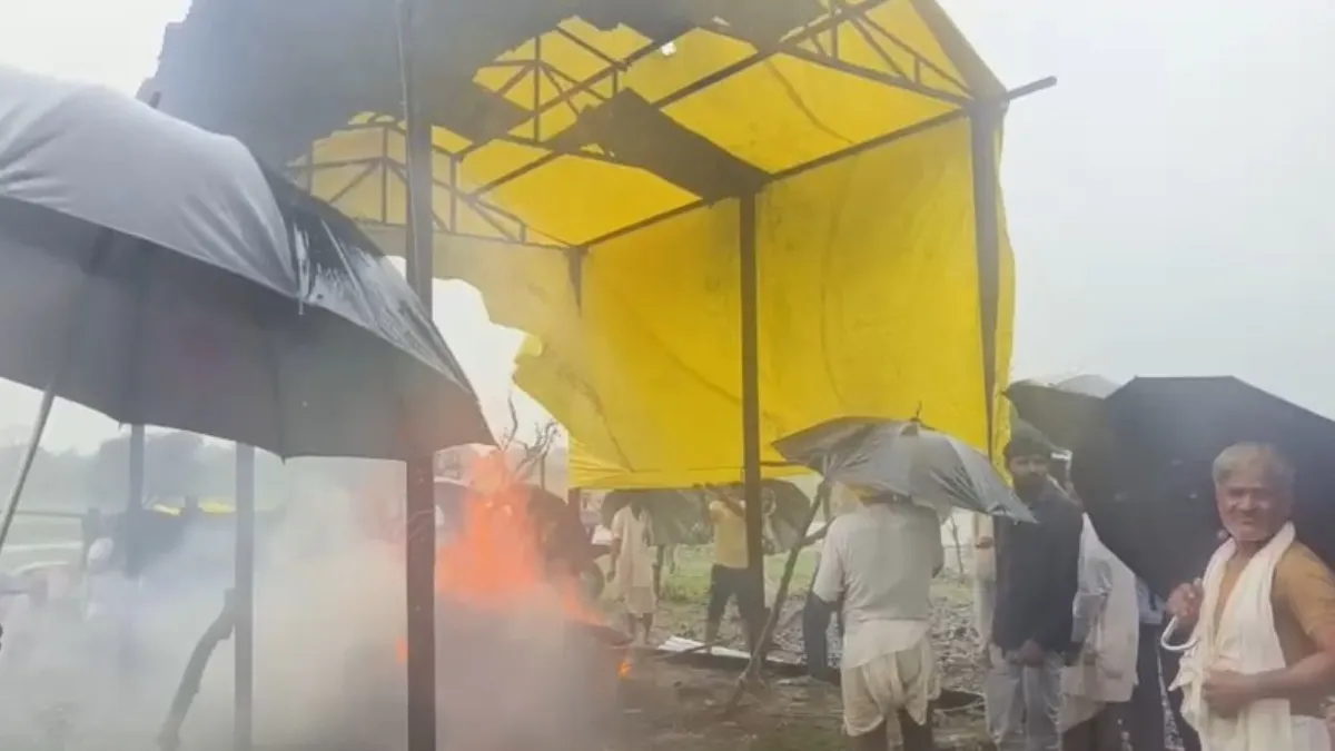 VIDEO: बदहाल श्मशान... बारिश में तिरपाल टांगकर शव का हुआ अंतिम संस्कार, आग की लपटों से जला तिरपाल के नीचे शव का हुआ अंतिम संस्कार- India TV Hindi