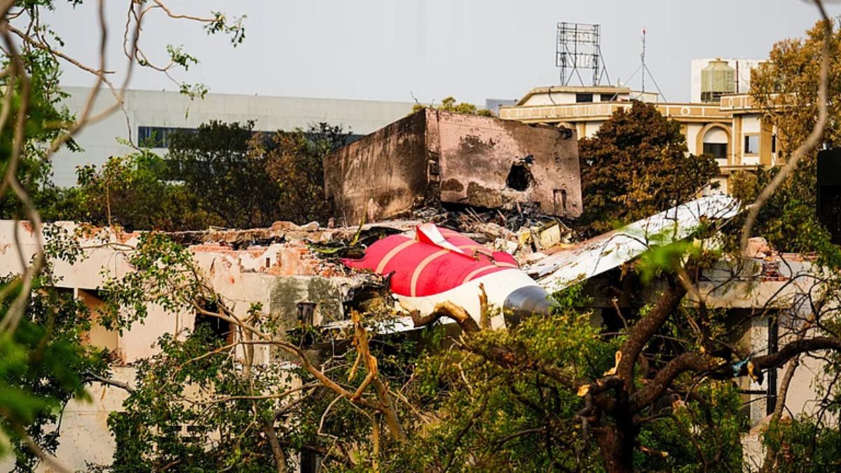 Ahmedabad Plane Crash: हादसे से पहले क्या हुआ? आखिरी समय पायलटों के बीच क्या बात हुई, AAIB की जांच रिपोर्ट आई सामने