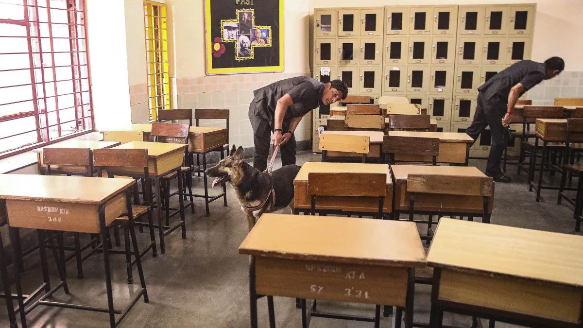 दिल्ली के 20 से ज्यादा स्कूलों को बम से उड़ाने की धमकी, मचा हड़कंप; तलाशी अभियान जारी
