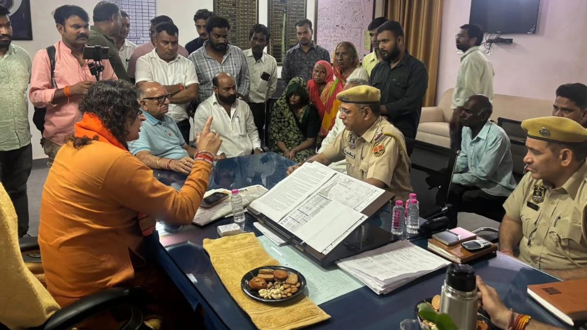 थानाधिकारी की कुर्सी पर बैठ गए BJP विधायक बालमुकुंद आचार्य, सामने बैठे पुलिसकर्मी; तस्वीरें वायरल
