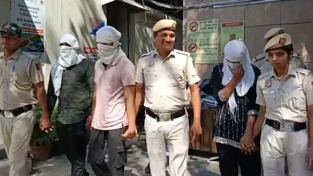 दिल्ली: फर्जी CBI अधिकारी बनकर घर में घुसे चोर, धमका कर सामने से ले उड़े गहने और कैश; 3 गिरफ्तार तीन आरोपियों को पुलिस ने किया गिरफ्तार।- India TV Hindi