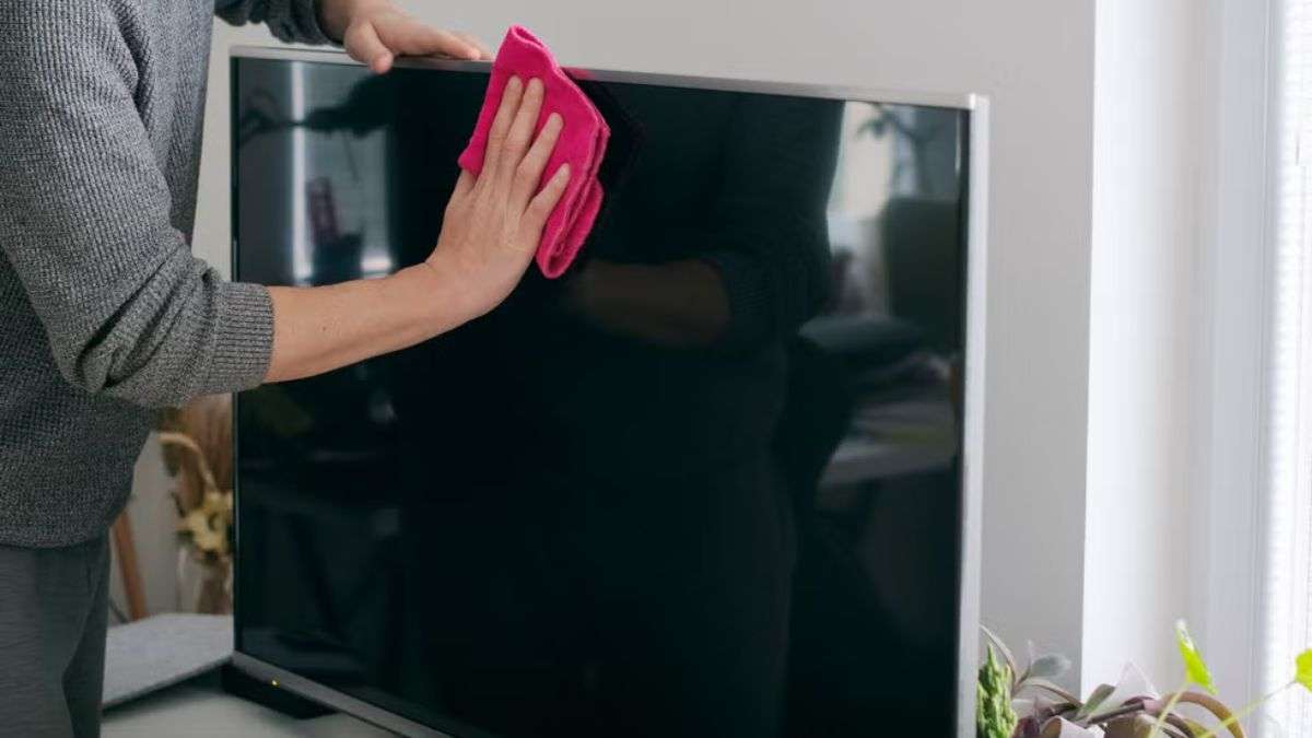 टीवी स्क्रीन साफ करने में भूलकर भी न करें इन चीजों का इस्तेमाल, जानिए क्लीन करने का स्मार्ट तरीका