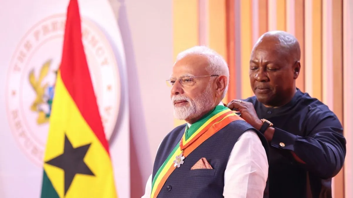 पीएम मोदी को मिला घाना का सर्वोच्च सम्मान 'ऑर्डर ऑफ द स्टार ऑफ घाना', दोनों देशों में 4 बड़े समझौते पीएम मोदी को अपने देश के सर्वोच्च सम्मान से नवाजते घाना के राष्ट्रपति जॉन ड्रामानी महामा।- India TV Hindi