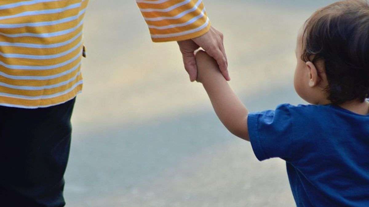 कलयुगी मां ने अपनी ममता की ही लगा दी बोली, Live-Streaming के लिए अपने ही बच्चों को बेच डाला