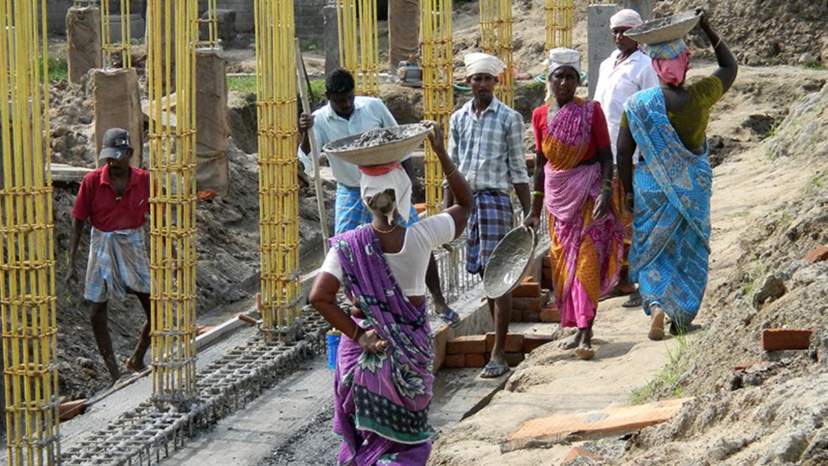 गांवों में रोजगार के मौके बढ़े, पुरुषों और महिलाओं की बेरोजगारी दर में कमी आई: रिपोर्ट