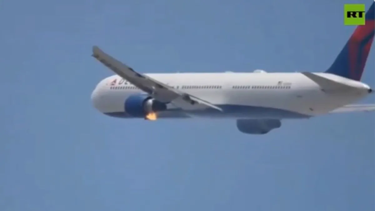 लॉस एंजिलिस में विमान के इंजन में लगी आग का दृश्य। - India TV Hindi