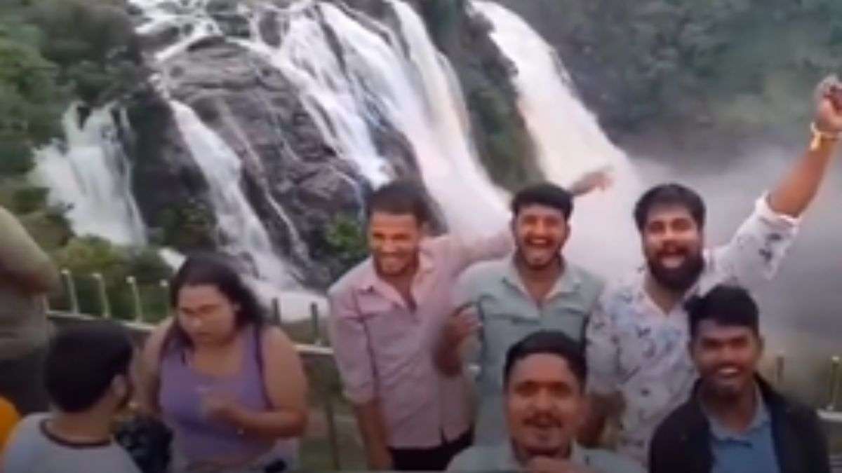 सिंगल और शादी-शुदा लोगों में क्या अंतर होता है? सिर्फ एक वायरल आपको Video बता देगा फर्क सिंगल और शादी-शुदा लोगों में क्या अंतर होता है? सिर्फ एक वायरल आपको Video बता देगा फर्क