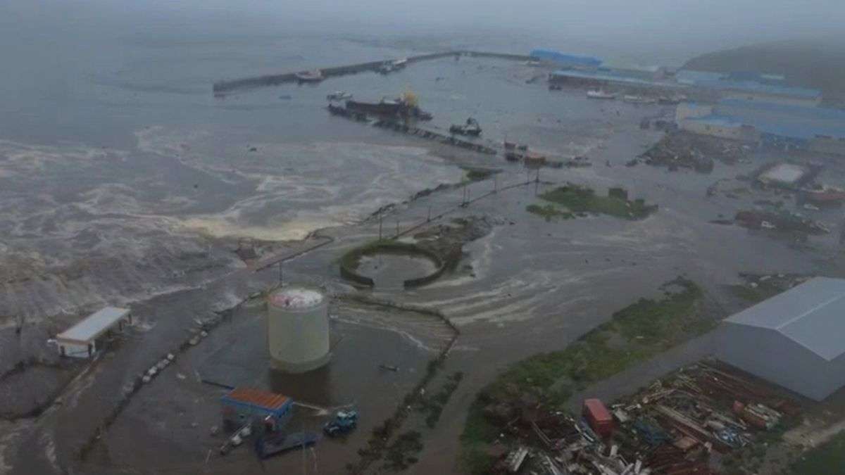 रूस में 8.8 तीव्रता का भूकंप भी नहीं हिला सका डॉक्टरों का हौसला, झूलते ऑपरेशन थिएटर में करते रहे सर्जरी; VIDEO रूस में 8.8 तीव्रता का भूकंप भी नहीं हिला सका डॉक्टरों का हौसला, झूलते ऑपरेशन थिएटर में करते रहे सर्जरी; VIDEO