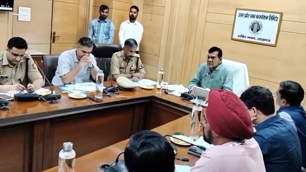 VIDEO: ‘आपकी वजह से…’, मंत्री ने अधिकारियों को लगाई फटकार, सिर झुकाकर सुनते रहे ऑफिसर