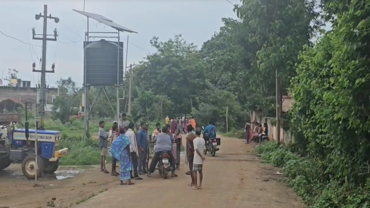 एक झटके में बेच दिया 100 साल पुराना गांव, 150 परिवारों के पैरों तले खिसक गई जमीन