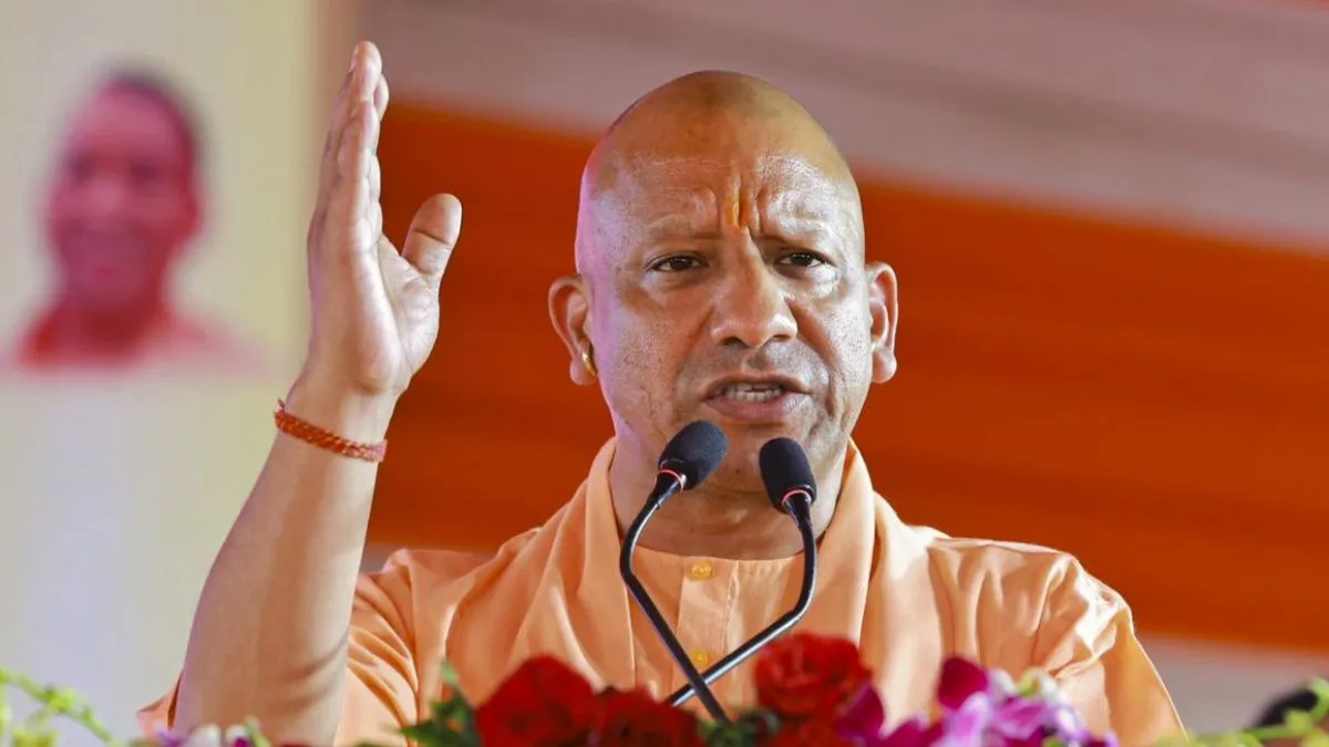 वाराणसी में सीएम योगी का बड़ा बयान, कहा- 'फर्जी अकाउंट के जरिए रची जा रही जातीय संघर्ष की साजिश' मुख्यमंत्री योगी आदित्यनाथ- India TV Hindi