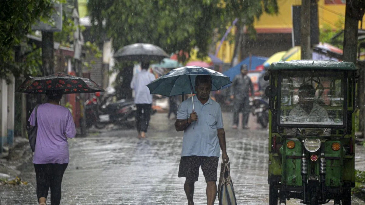 हिमाचल-उत्तराखंड में एक सप्ताह तक भारी बारिश की चेतावनी, जानिए देश के अन्य हिस्सों में मौसम का हाल सिलीगुड़ी में बारिश के बीच जाते लोग- India TV Hindi