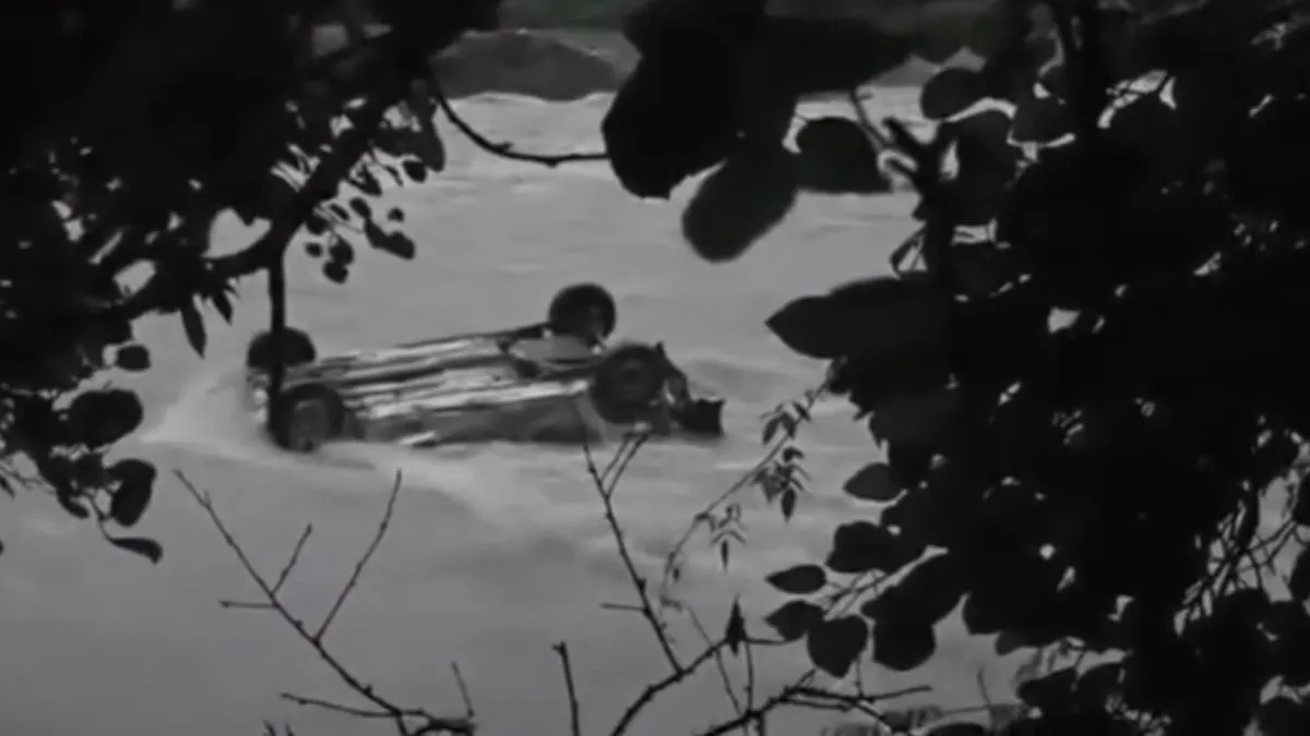 शिमला की पब्बर नदी में कार गिरने से बड़ा हादसा, तीन युवकों की मौत, सामने आया वीडियो शिमला की पब्बर नदी में कार गिरी- India TV Hindi