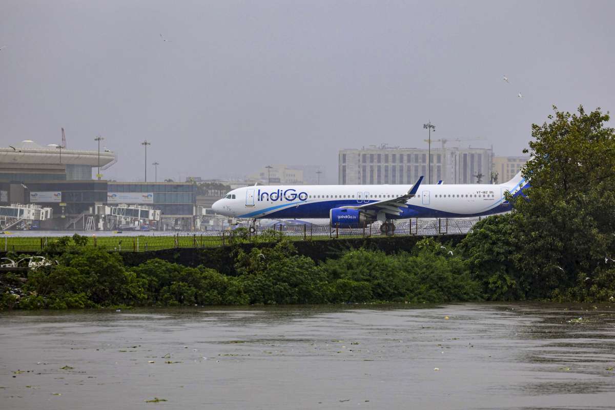 अबू धाबी जा रही Indigo की फ्लाइट में आई खराबी, बीच रास्ते से लौटा विमान; 180 से अधिक लोग थे सवार