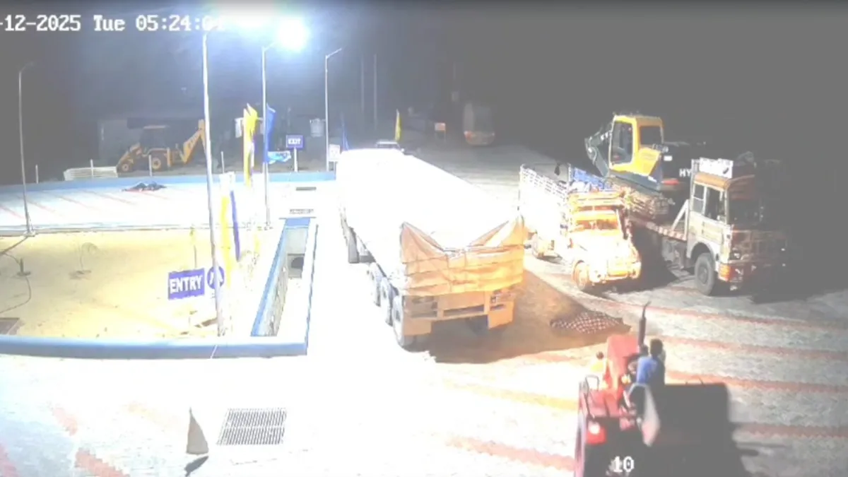 पेट्रोल-पंप पर सो रहे श्रद्धालु को कुचलते हुए भागा ट्रैक्टर, तड़पकर थम गईं सांसें, रामदेवरा दर्शन करने गया था; दिल दहला देगा VIDEO jalore- India TV Hindi