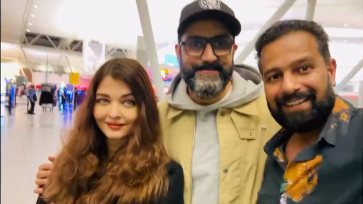 अभिषेक बच्चन ने जब कंधे पर रखा हाथ तो थोड़ा इतराई, फिर खुलकर मुस्कुराईं ऐश्वर्या राय