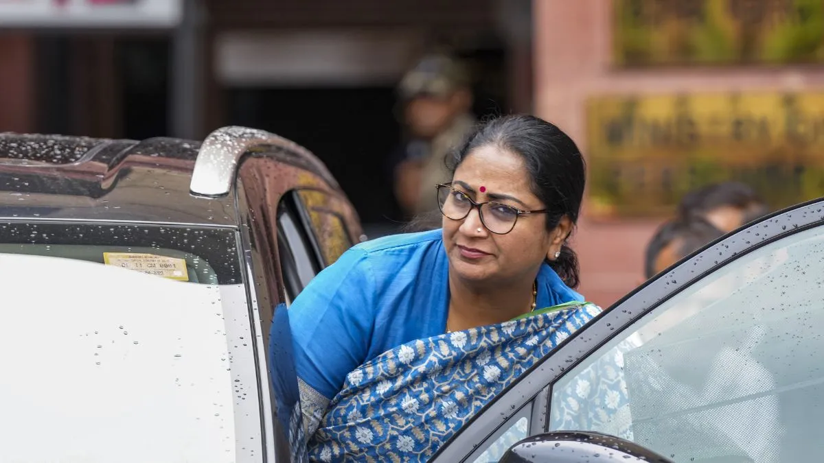 दिल्ली की मुख्यमंत्री रेखा गुप्ता पर हमला, शख्स ने पहले कागज दिया, फिर मारा थप्पड़; AAP ने की निंदा दिल्ली की मुख्यमंत्री रेखा गुप्ता- India TV Hindi