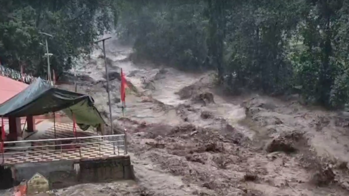 जम्मू-कश्मीर के डोडा में फटा बादल, कई जगहों पर खिसके पहाड़, सड़कों पर भीषण ट्रैफिक जाम-VIDEO