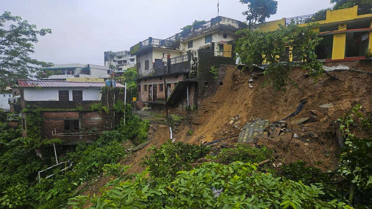तिनके की तरह पानी में बहीं दुकानें, देहरादून में 74 साल बाद ऐसी भयंकर बारिश, चमोली में बद्रीनाथ नेशनल हाईवे बंद
