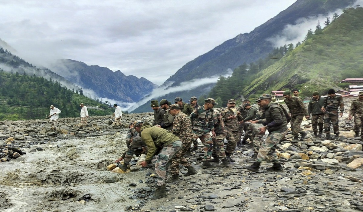 उत्तराखंड: खराब मौसम के बीच धराली में बड़े स्तर पर रेस्क्यू ऑपरेशन जारी, अब तक 400 लोग बचाए गए