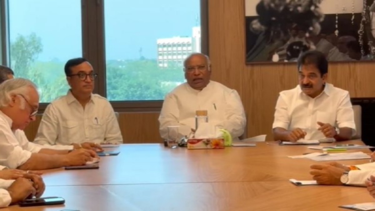 LIVE: थोड़ी ही देर में विपक्ष करेगा उपराष्ट्रपति पद के उम्मीदवार का ऐलान, खरगे के घर कौन कौन पहुंचा